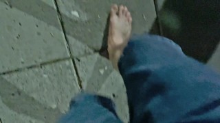 Camminando 1 km a piedi nudi, sporco i miei piedi e mostro le mie piante dei piedi sporche e sexy