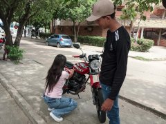 MI NUEVA AMIGA DE LA UNIVERSIDAD ME ESTABA AYUDANDO A ARREGLAR LA MOTO Y ME COBRO CON SEXO