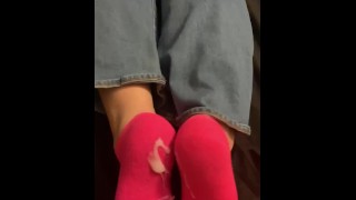Semen en los pies sudorosos y calcetines de mi esposa