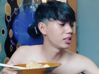 Joven Guapo Está Comiendo Fideos Sin Usar Camiseta