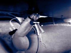 Je jouis de longues giclées de sperme en secret sous mon bureau