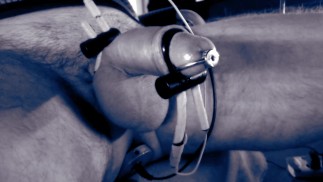 我在桌子底下偷偷射出长长的精液