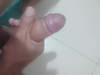 Me Masturbo En El Baño