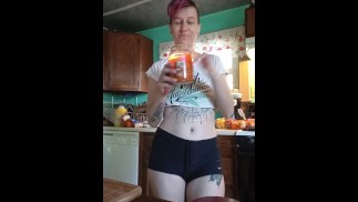 Молодая милфа готовит соус для пасты в маленьком наряде