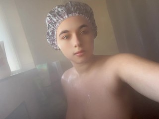 Толстушка принимает душ