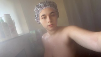 Толстушка принимает душ