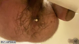 Ryan Fenrir dégoulinant de sperme après une éjaculation anale
