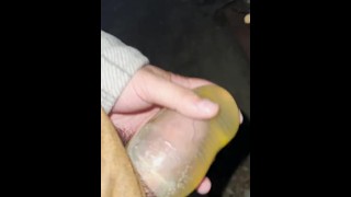 petite bite froide jouit dans un préservatif plein air rempli de pisse chaude