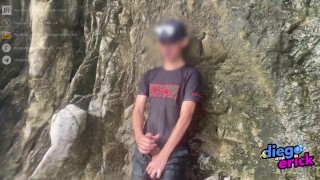 Pinoy Twink masturbarse y disparar cargas en la playa en público mientras la gente pasa y mira