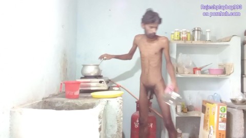 Rajesh Playboy 993 cuisine du curry nu dans la cuisine, partie 2 et se masturbe la bite nue