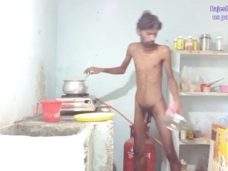 Rajesh Playboy 993 在厨房里裸体烹饪咖喱第 2 部分并裸体自慰鸡巴