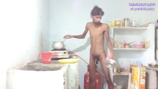 Rajesh Playboy 993 kocht nackt Curry in der Küche Teil 2 und masturbiert nackt mit dem Schwanz