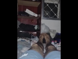 Allongé Avec Mes Jambes Poilues