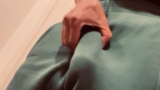 Ragazzo appeso che mostra i pantaloni della tuta verdi con stampa del cazzo - eataclit21