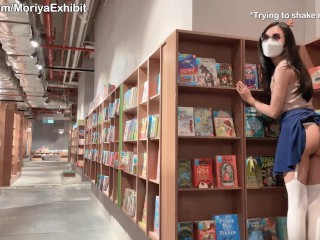 Teaser - Arriesgado Mostrando Mi Coño Asiático y Tetas Pequeñas En Una Librería 📖 Bonita En El Mes🎄 De Navidad