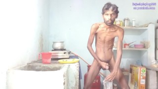 Rajeshplayboy993 готовит карри, часть 3, показывает задницу, трахает пальцами задницу, мастурбирует