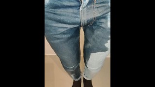 Mijando meu jeans novinho no chuveiro