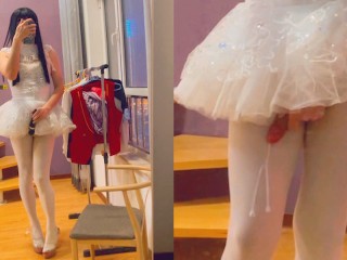 Een Balletdanseres Die Een Witte Panty Droeg, Werd Tot Ejaculatie Gedwongen Door Een Seksspeeltje