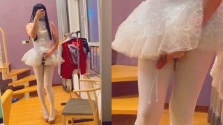 Uma dançarina de balé usando meia-calça branca foi obrigada a ejacular por um brinquedo sexual