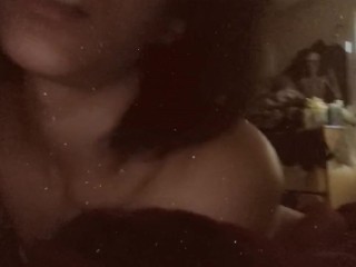 男孩之前的玩具带来了噪音