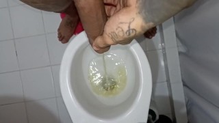 Urinare il cazzo / pioggia dorata / toilette con pipì