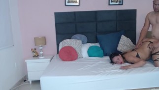 Selbstgefällige Nachbarin leiht mir ihren riesigen Arsch, um sie im Doggystyle zu ficken