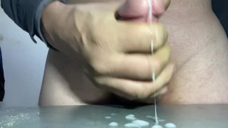 POV Amateur twink jongen masturbeert en probeert te spuiten op de iPhone