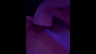 Une fille seule jouit en culotte en utilisant un vibromasseur (OF :thankgodforstrippersxxx)