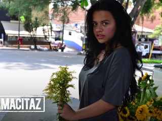 Latina Jeune Femme Selena Gomez Séduite et Baisée - MAMACITAZ