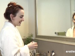 Ersties - Spieglein Spieglein an der Wand - die rothaarige Claudia M fingert sich vor dem Spiegel