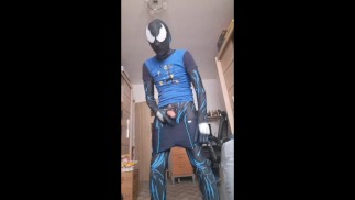 Голубой симбиот быстро кончает как можно быстрее.