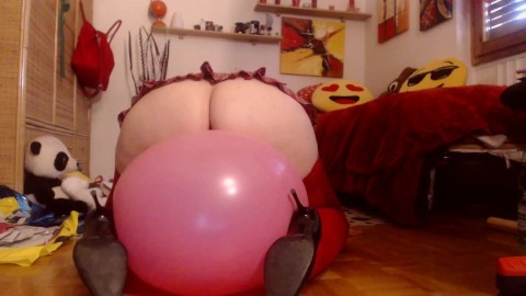 Une italienne s'amuse avec des ballons et les remplit d'orgasmes chauds et humides