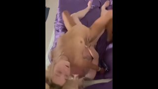Ex excitée s’arrête pour rebondir sur une bite
