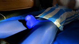 Меня наполняет удовольствие кончать в одежде, которая так плотно прилегает к моему телу