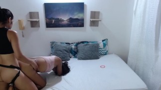 Счастливица трахает самую большую и красивую девушку в школе страпоном раком