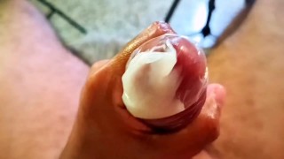 La grosse éjaculation de papa sur un préservatif