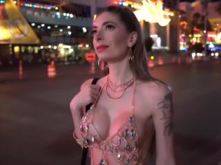 Hot Vrouw Pronkt Met Haar Lichaam Aan Vreemden Op De Las Vegas Strip