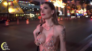 Hot esposa mostrando su cuerpo a extraños en el Strip de Las Vegas