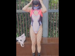 【伪娘】短裙裤袜清纯小妹在户外把衣服换成烧鸡渔网袜+泳装，边走边露出鸡巴自慰（完整版请前往推特购买哦） - Screenshot 10 of 16 - Swimming Suit