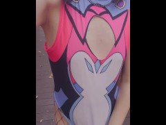 【伪娘】短裙裤袜清纯小妹在户外把衣服换成烧鸡渔网袜+泳装，边走边露出鸡巴自慰（完整版请前往推特购买哦） - Screenshot 15 of 16 - Swimming Suit