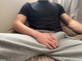 Horny Guy en pantalon de survêtement masturbe sa grosse bite jusqu’à ce qu’elle gémisse