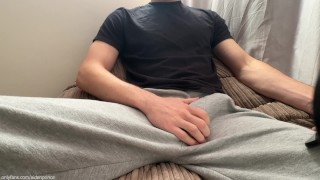Geile Guy in sweatpants masturbeert zijn grote lul totdat hij kreunt