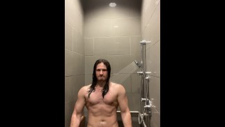 Честно говоря, принимать душ перед работой — это весело