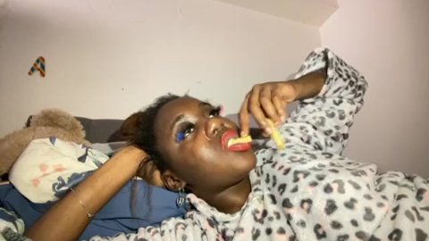 Luie meid in bed eet burgerkoning friet **Mukbang / eetshow** !!