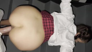 v prdeli ji na chodbě a cum v ústech