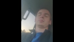 Мужчина ложится в машину своей любовницы