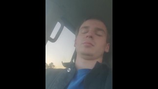 Мужчина ложится в машину своей любовницы