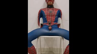 Spiderman ligoté pour jouir