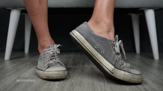 Босиком: Соблазнение кроссовками с изношенным Converse!