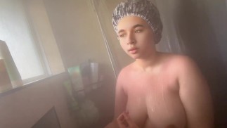 Пухлые толстушки принимают душ